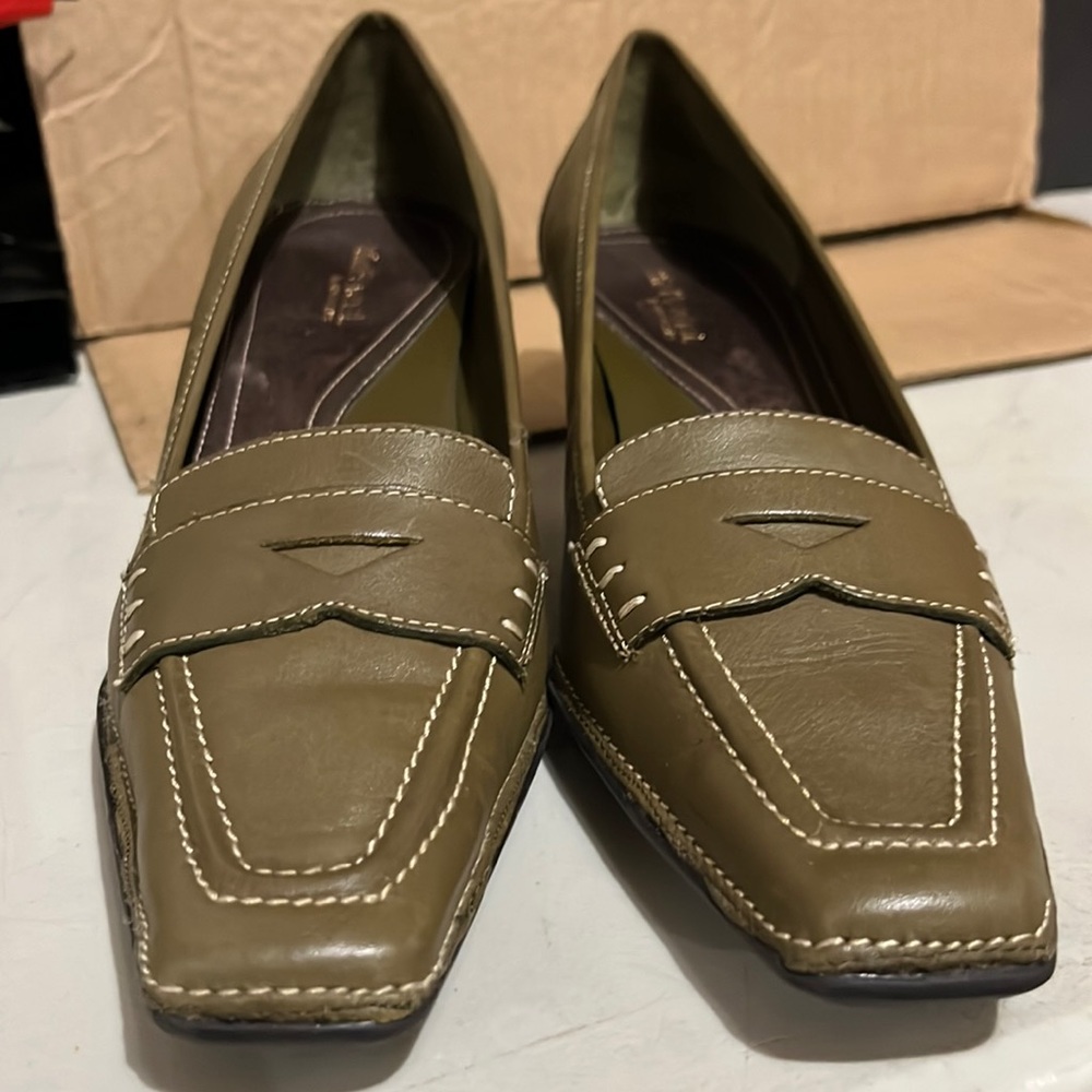 Like new What’s what woman’s shoes 👠